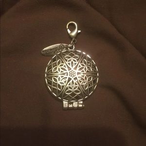 Plunder Design aromatherapy pendant
